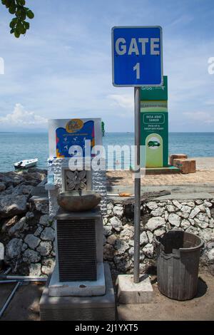Un lavabo vicino al banco dei biglietti dei traghetti di Sanur a nord di Sanur, Bali, per i passeggeri che si lavano le mani prima di visitare la biglietteria. Foto Stock