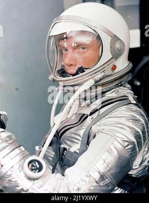 L'astronauta John Glenn nella sua tuta da pressione a mercurio d'argento in preparazione al lancio del razzo Mercury Atlas 6 (ma-6). Foto Stock