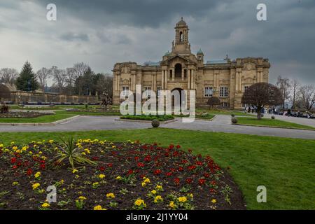 Bradford's Cartwright Hall e Lister Park in primavera. Foto Stock