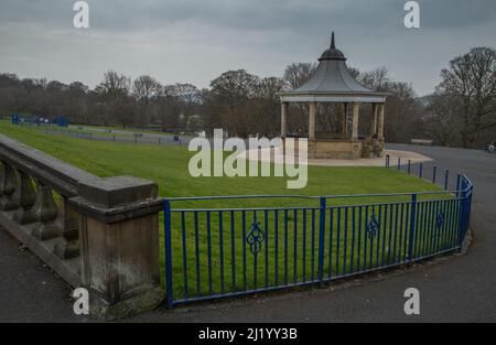 La band si trova al Lister Park, Bradford, Yorkshire. Foto Stock