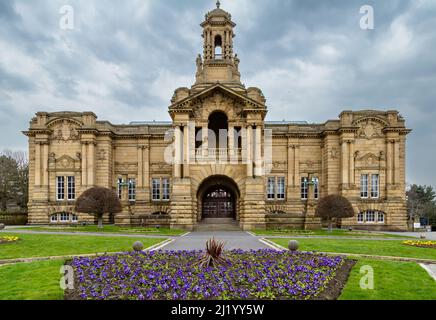 Bradford's Cartwright Hall e Lister Park in primavera. Foto Stock