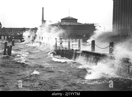 Waves crashing the Battery, New York City, New York, USA, Bain News Service, 1910 Foto Stock