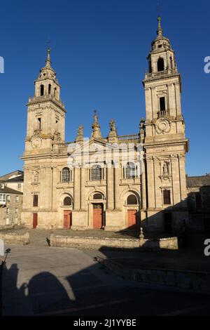 Cattedrale della città fortificata di Lugo al tramonto in una giornata di sole, Galizia, Spagna. Foto Stock