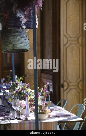 disposizione dei fiori su un tavolo per l'evento Foto Stock