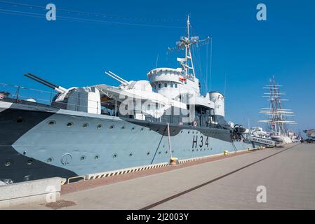 10 settembre 2020 Gdynia Polonia, un molo sul lungofiume vicino al Mar Baltico con una bella vista della città e navi da guerra Foto Stock