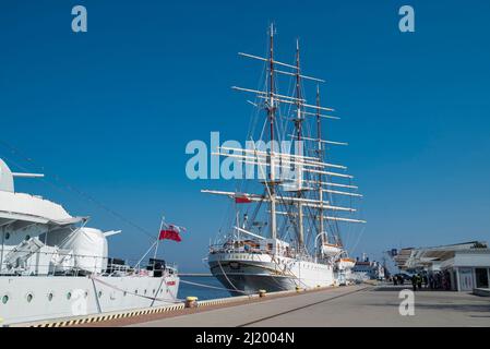 10 settembre 2020 Gdynia Polonia, un molo sul lungofiume vicino al Mar Baltico con una bella vista della città e delle navi Foto Stock