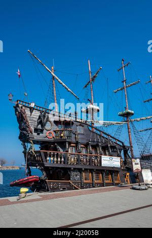 10 settembre 2020 Gdynia Polonia, un molo sul lungofiume vicino al Mar Baltico con una bella vista della città e delle navi Foto Stock