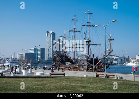 10 settembre 2020 Gdynia Polonia, un molo sul lungofiume vicino al Mar Baltico con una bella vista della città e delle navi Foto Stock