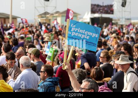 Marsiglia, Francia. 27th Mar 2022. Un fervente sostenitore del candidato Jean-Luc MÈlenchon tiene un cartello durante l'incontro. Jean-Luc MÈlenchon è il candidato del partito di sinistra "la France Insoumise" alle elezioni presidenziali francesi del 2022. Attualmente è terzo nei sondaggi per il round 1st. Credit: SOPA Images Limited/Alamy Live News Foto Stock