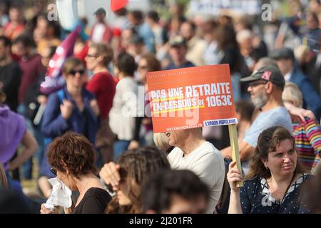 Marsiglia, Francia. 27th Mar 2022. Un fervente sostenitore del candidato Jean-Luc MÈlenchon tiene un cartello durante l'incontro. Jean-Luc MÈlenchon è il candidato del partito di sinistra "la France Insoumise" alle elezioni presidenziali francesi del 2022. Attualmente è terzo nei sondaggi per il round 1st. Credit: SOPA Images Limited/Alamy Live News Foto Stock