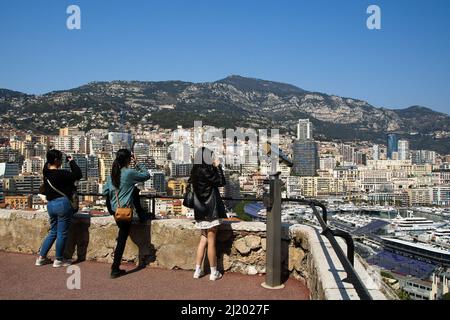 Monte Carlo, Monaco. 28th Mar 2022. Le donne fotografano Marina di Monte-Carlo in una giornata calda e soleggiata. Credit: SOPA Images Limited/Alamy Live News Foto Stock