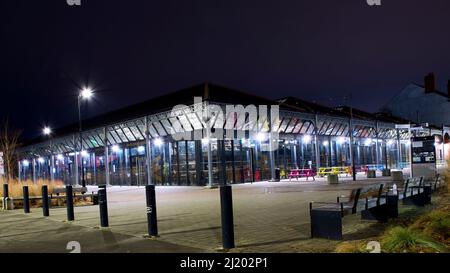 Facciata in vetro del nuovo padiglione espositivo di Doncaster Regno Unito - vista dall'angolo, prospettiva Foto Stock