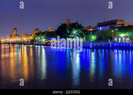 Vista notturna di un ponte con le luci del paesaggio in Dadaocheng Pier Plaza a Taipei, Taiwan Foto Stock