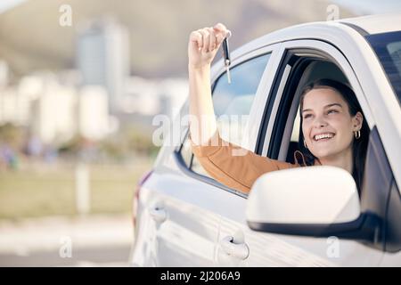 Il mio profumo Ive appena stato seduto nella mia nuova macchina. Scatto di una donna che tiene le chiavi alla sua nuova auto fuori. Foto Stock