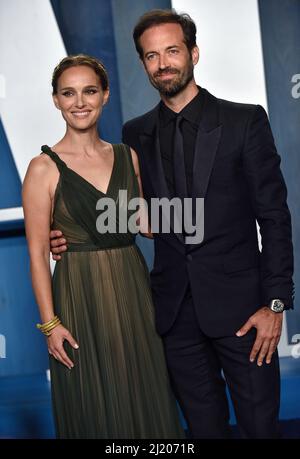 Beverly Hills, Stati Uniti. 28th Mar 2022. Natalie Portman (L) e Benjamin Millepied arrivano per la Vanity Fair Oscar Party al Wallenberg Center for the Performing Arts di Beverly Hills, California, domenica 27 marzo 2022. Foto di Chris Chew/UPI Credit: UPI/Alamy Live News Foto Stock