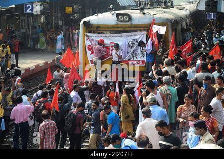 Kolkata, Bengala Occidentale, India. 28th Mar 2022. Gli attivisti dell'Unione commerciale di sinistra urlano gli slogan che hanno bloccato la ferrovia durante uno sciopero generale a livello nazionale contro le politiche del governo centrale a Kolkata il 28 marzo 2022. (Credit Image: © Dipa Chakraborty/Pacific Press via ZUMA Press Wire) Foto Stock