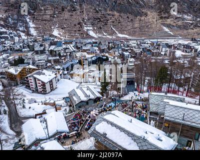 Vista aerea sulla Valle di Zermatt e hotel di lusso con gente che festeggiano Foto Stock