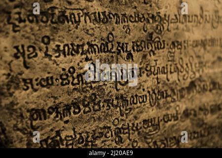 Una parte dell'iscrizione Talang Tuo trovata a Palembang, Sud Sumatra, Indonesia ed attualmente è una collezione del Museo Nazionale di Giacarta. Datata 684 d.C. e scritta in lingua malese antica utilizzando script Pallava, questa iscrizione Srivijaya che dichiara la costituzione di un parco ordinato dal re Sri Jayanasa per "la bontà di tutte le forme viventi". In questo centro-porto internazionale sono state utilizzate anche lingue straniere e script/lettere. "Per iscritto i documenti sugli affari ufficiali usano caratteri stranieri, e il cartello del re è usato come sigillo. Conoscono anche caratteri cinesi", Foto Stock