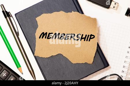 Appartenenza al testo della scrittura a mano. Concetto che significa essere membro di un gruppo o di un team partecipa a un'organizzazioneIdeas messaggi parole rosse lettere create su vint Foto Stock