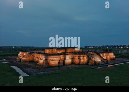 Blandongan tempio, uno dei templi buddisti in Batujaya composti archeologici in Batujaya, Karawang, West Java, Indonesia. Hindu era la religione ufficiale del regno di Tarumanagara che governò il lato occidentale di Giava da almeno 5th secolo. Pertanto, l'esistenza di questo tempio buddista è stata correlata con un'iscrizione trovata in Kotakapur (Isola di Bangka del Sud Sumatra), che ha annunciato un'aggressività da Srivijaya a Giava. Fu indicato che in alcuni periodi dal 7th secolo, questa zona era controllata dalla Srivijaya. Foto Stock