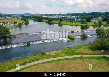 04.08.2021, Germania, Renania settentrionale-Vestfalia, Hattingen - paesaggio urbano alla Ruhr, passeggiata Ruhr, sul retro a sinistra un campeggio al Ruhr WEIR Foto Stock