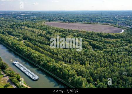 13.09.2021, Germania, Renania settentrionale-Vestfalia, Essen - Canal bank Park Schurenbachhalde. Sulla destra la Schurenbachhalde. Sulla sinistra il Reno-Herne Foto Stock