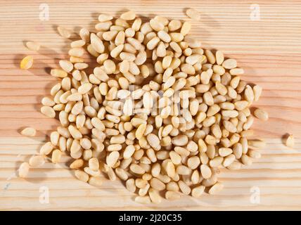 Foto di mix di pinoli crudi sulla scrivania in legno Foto Stock