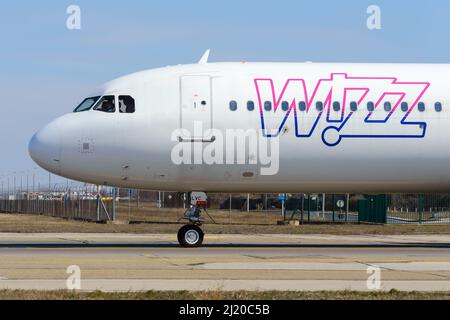 Aereo Wizz Air Airbus A321neo. Compagnia aerea europea a costi bassissimi WizzAir con velivolo A321. Piano ha-LVC. Foto Stock