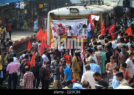 Kolkata, India. 28th Mar 2022. Gli attivisti dell'Unione commerciale di sinistra urlano gli slogan che hanno bloccato la ferrovia durante uno sciopero generale a livello nazionale contro le politiche del governo centrale a Kolkata il 28 marzo 2022. (Foto di Dipa Chakraborty/Pacific Press) Credit: Pacific Press Media Production Corp./Alamy Live News Foto Stock