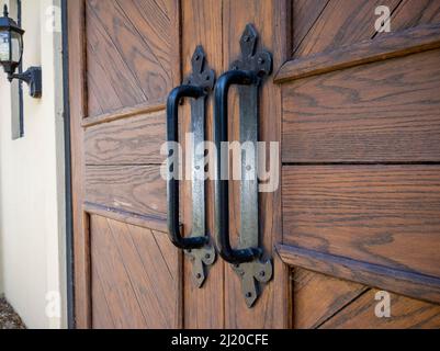 Il Vecchio Scrigno In Legno Ha Una Struttura In Metallo Arrugginito Scatola  Di Legno Marrone Con Telaio In Metallo E Spille In Ferro Arrugginito Posto  Su Uno Sfondo Bianco Rendering 3d 