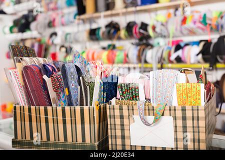 Nastri colorati sul banco del negozio Foto Stock