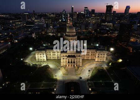 Una vista aerea dell'edificio del Campidoglio del Texas, giovedì 26 marzo 2022, ad Austin, Tex. Foto Stock