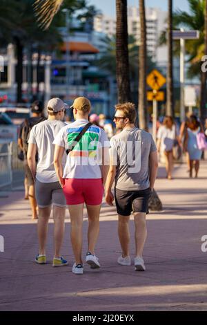 Fort Lauderdale, FL, USA - 27 marzo 2022: Giovani uomini bianchi che camminano sulla spiaggia di Fort Lauderdale durante lo Spring Break Foto Stock