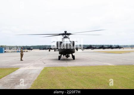 I primi cinque elicotteri da attacco Apache modello AH-64E che saranno consegnati alla Guardia Nazionale del South Carolina arrivano alla McEntyre Joint National Guard base, South Carolina, 24 marzo 2022. La Guardia Nazionale del South Carolina sta sostituendo 24 velivoli modello D con un nuovo modello e, che sarà consegnato e trasportato dal Battaglione di riconnessione dell'attacco 1-151st. Il nuovo modello include aggiornamenti meccanici e software che miglioreranno notevolmente la loro capacità di lavorare e comunicare in un ambiente di servizi congiunti e consentiranno ai piloti di operare con più capacità in futuri conflitti. (STATI UNITI Esercito Nat Foto Stock