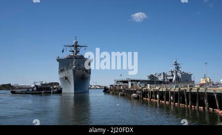 220328-N-KK394-1124 VIRGINIA BEACH, Virginia (28 marzo 2022) la nave di sbarco di classe Whidbey Island USS Gunston Hall (LSD 44) parte dal molo, marzo 28. Gunston Hall, annessa al Kearsarge Amphibious Readiness Group (ARG), partì dalla Joint Expeditionary base Little Creek-ft. Storia di una distribuzione pianificata regolarmente. (Foto della marina statunitense di Mass Communication Specialist 2nd Class Anderson W. Branch) Foto Stock