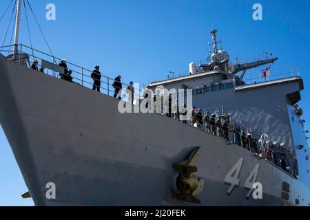 220328-N-KK394-1100 VIRGINIA BEACH, Va. (28 marzo 2022) marinai e marines, assegnati alla nave di sbarco di classe Whidbey Island USS Gunston Hall (LSD 44), impari le rotaie mentre la nave si prepara a dispiegare, marzo 28. Gunston Hall, annessa al Kearsarge Amphibious Readiness Group (ARG), partì dalla Joint Expeditionary base Little Creek-ft. Storia di una distribuzione pianificata regolarmente. (Foto della marina statunitense di Mass Communication Specialist 2nd Class Anderson W. Branch) Foto Stock