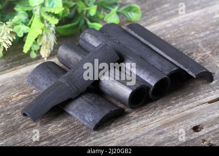 Carbone di legno naturale su sfondo di legno Foto Stock