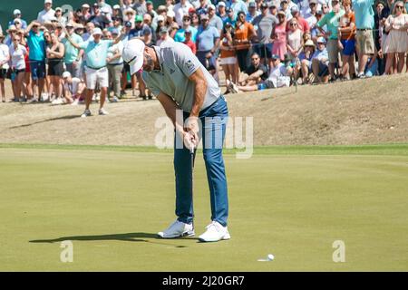 Austin, Texas, Stati Uniti. 27th Mar 2022. Dustin Johnson mette il verde 16th durante la semifinale del WGC-Dell Technologies Match Play 2022 all'Austin Country Club di Austin, Texas. (Credit Image: © Debby Wong/ZUMA Press Wire) Foto Stock