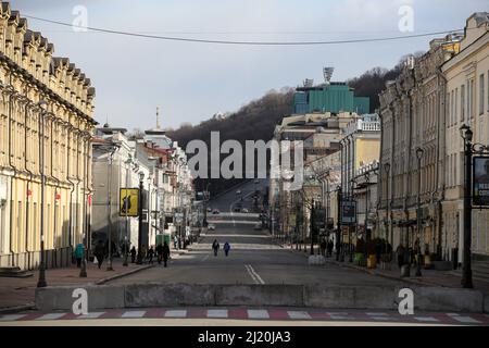 Petra Sahaidachnoho Street si trova nel centro di Kiev, capitale dell'Ucraina, 27 marzo 2022. Foto di Pavlo Bagmut/Ukrinform/ABACAPRESS.COM Foto Stock