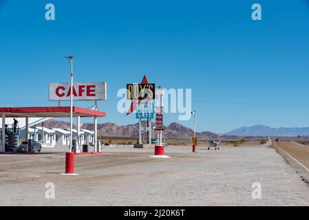 Mojave Desert, California, USA - Ottobre 30th 2021: L'iconico Roys Motel and Cafe lungo la Route 66 nel deserto della California Foto Stock