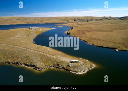 Autobus Old Dunedin da Logan Burn Reservoir (alias Great Moss Swamp), vicino Old Dunstan Trail, Central Otago, South Island, Nuova Zelanda - aereo drone Foto Stock