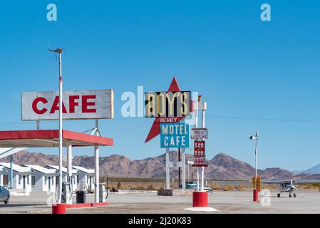 Mojave Desert, California, USA - Ottobre 30th 2021: L'iconico Roys Motel and Cafe lungo la Route 66 nel deserto della California Foto Stock