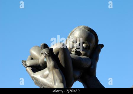 La statua DEL THE MLK Center for non-violance di Atlanta su Auburn Avenue mani bambino piedi dita nascita amore, consegnare Foto Stock