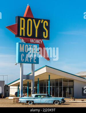 Mojave Desert, California, USA - Ottobre 30th 2021: L'iconico Roys Motel and Cafe lungo la Route 66 nel deserto della California Foto Stock