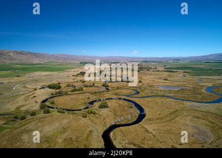 Fiume Taieri e la piana di scorrimento di Taieri, vicino Patearoa, Maniototo, Otago Centrale, Isola del Sud, Nuova Zelanda - antenna Foto Stock