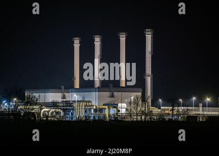 Rehden, Germania. 29th Mar 2022. Smokestacks può essere visto sul sito del deposito di gas naturale di Rehden. Il gestore dell'impianto di stoccaggio è Astorga, una controllata della società statale russa Gazprom. La Germania e l'Italia intendono firmare un accordo sul gas il 29 marzo ai margini del "dialogo di transizione energetica di Berlino". La legislazione UE obbliga gli stati membri, come ultima risorsa per affrontare le estreme carenze di gas, a fornire gas in solidarietà agli stati membri vicini che ne hanno bisogno. Credit: Lino Mirgeler/dpa/Alamy Live News Foto Stock