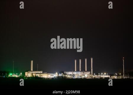 Rehden, Germania. 29th Mar 2022. Smokestacks può essere visto sul sito del deposito di gas naturale di Rehden. Il gestore dell'impianto di stoccaggio è Astorga, una controllata della società statale russa Gazprom. La Germania e l'Italia intendono firmare un accordo sul gas il 29 marzo ai margini del "dialogo di transizione energetica di Berlino". La legislazione UE obbliga gli stati membri, come ultima risorsa per affrontare le estreme carenze di gas, a fornire gas in solidarietà agli stati membri vicini che ne hanno bisogno. Credit: Lino Mirgeler/dpa/Alamy Live News Foto Stock