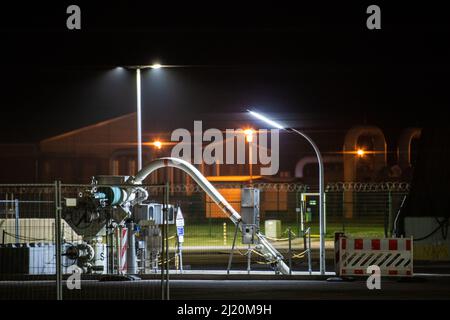 Rehden, Germania. 29th Mar 2022. I gasdotti per gli impianti sotterranei sono disponibili presso l'impianto di stoccaggio del gas naturale di Rehden. Il gestore dell'impianto di stoccaggio è Astorga, una controllata della società statale russa Gazprom. La Germania e l'Italia intendono firmare un accordo sul gas il 29 marzo ai margini del "dialogo di transizione energetica di Berlino". La legislazione UE obbliga gli stati membri, come ultima risorsa per affrontare le estreme carenze di gas, a fornire gas in solidarietà agli stati membri vicini che ne hanno bisogno. Credit: Lino Mirgeler/dpa/Alamy Live News Foto Stock