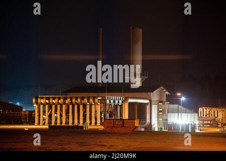 Rehden, Germania. 29th Mar 2022. I gasdotti escono da un edificio presso la stazione di compressione GASCADE presso l'impianto di stoccaggio del gas naturale di Rehden. Il gestore dell'impianto di stoccaggio del gas naturale di Rehden è Astora, una filiale della società statale russa Gazprom. La Germania e l'Italia intendono firmare un accordo sul gas il 29 marzo ai margini del "dialogo di transizione energetica di Berlino". La legislazione UE obbliga gli stati membri a fornire gas in solidarietà agli stati membri vicini che ne hanno bisogno come ultima risorsa per affrontare le estreme carenze di gas. Credit: Lino Mirgeler/dpa/Alamy Live News Foto Stock