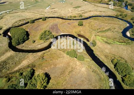 Fiume Taieri e la piana di scorrimento di Taieri, vicino Patearoa, Maniototo, Otago Centrale, Isola del Sud, Nuova Zelanda - antenna Foto Stock